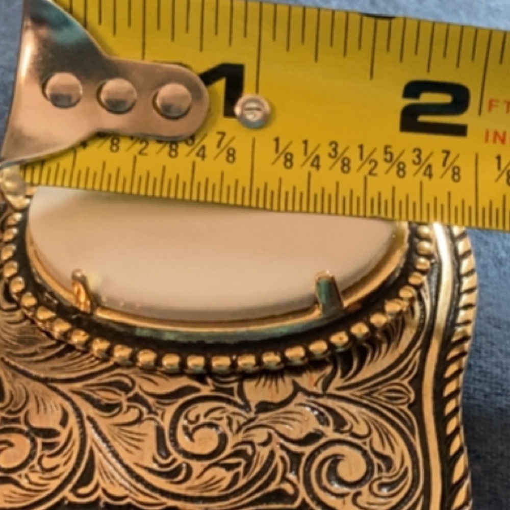 NWOT VTG BELT BUCKLE GOLD TONE SCROLLWORK & BLACK BACKGROUND & WHITE OVAL CENTER - Picture 7 of 8